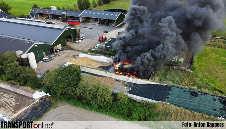 Vrachtwagen gaat in vlammen op bij boerderij [+foto]