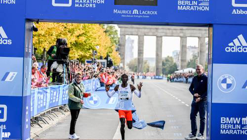 Eliud Kipchoge loopt in Berlijn opnieuw wereldrecord op marathon