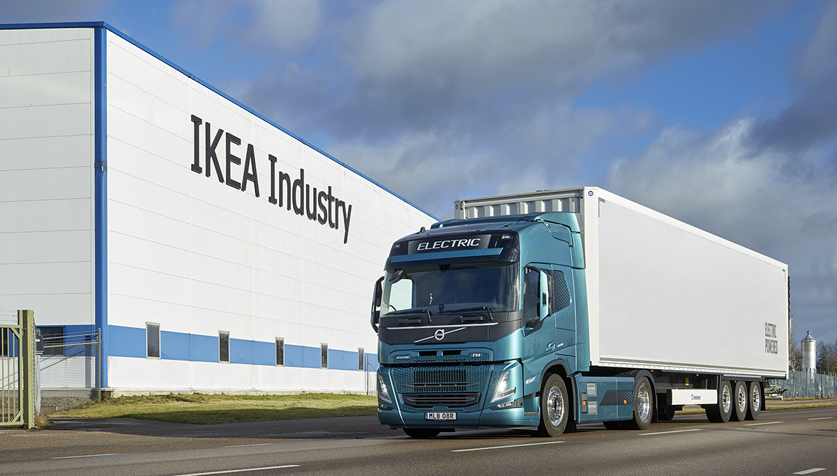 Volvo Trucks, IKEA en Raben Groep bundelen krachten om uitstootvrij transport te versnellen in Polen