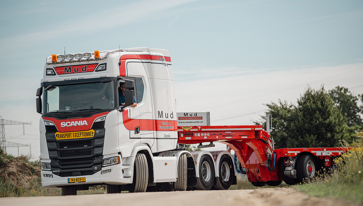 Mud Grond- en Transportwerken neemt nieuwe Scania 660S 8x4 zwaar transporttrekker in gebruik
