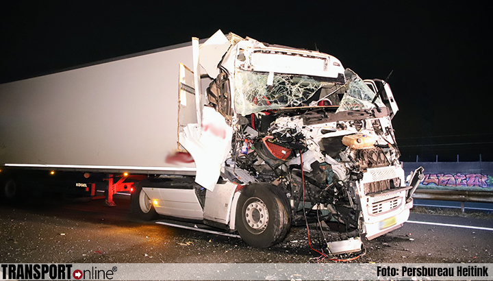 Vrachtwagenchauffeur gewond geraakt bij aanrijding twee vrachtwagens op A15 [+foto]