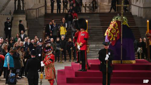 Laatste mensen nemen bij kist afscheid van koningin Elizabeth