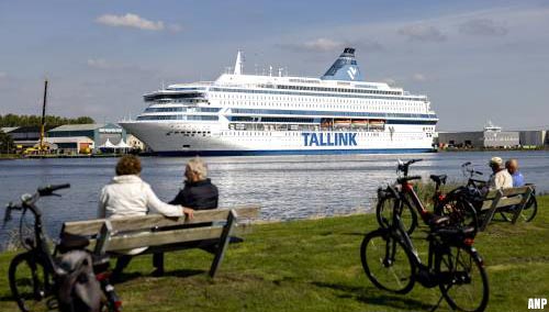 Eerste asielzoekers komen naar cruiseschip Silja Europa in Velsen-Noord