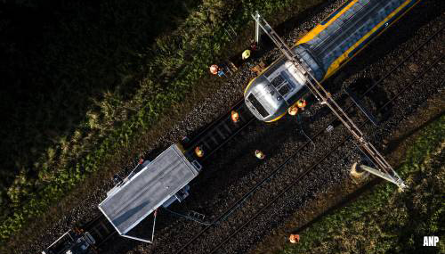 Trein Limburg ontspoord na aanrijding met vermoedelijk spoorstaaf