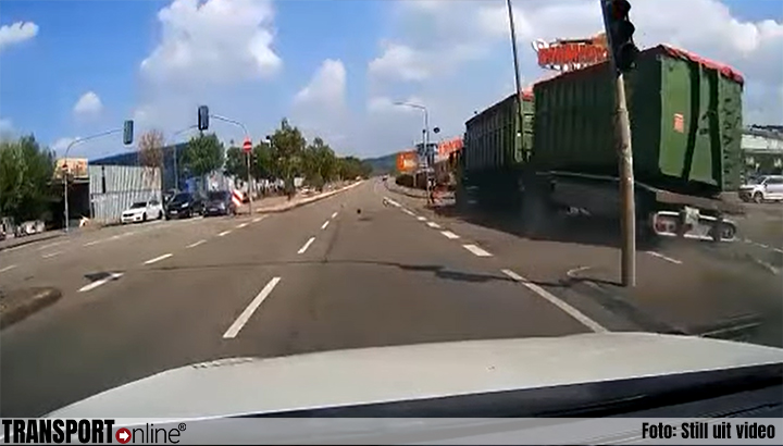 Voetganger ontsnapt ternauwernood aan aanrijding met vrachtwagen [+video]