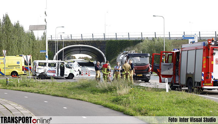 Meerdere gewonden nadat personenbusje op vrachtwagen botst in Badhoevedorp [+foto]