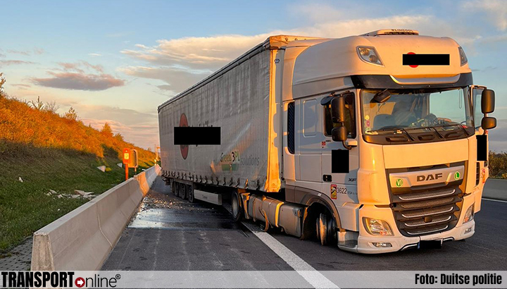 Flinke schade nadat vrachtwagen betonnen afzetting raakt op Duitse A4 [+foto's]