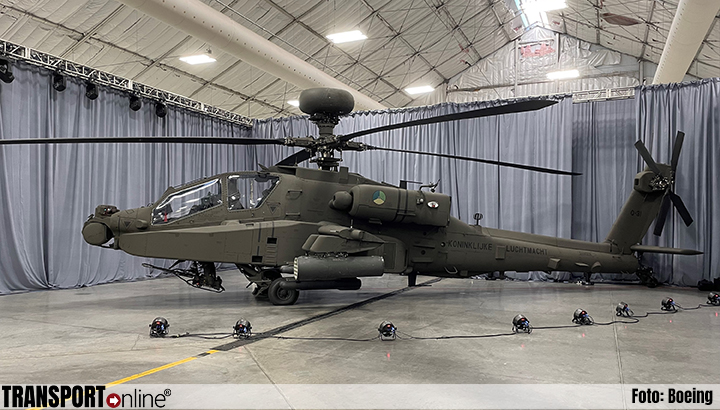 Defensie neemt eerste vernieuwde Apache-gevechtshelikopter in ontvangst van Boeing