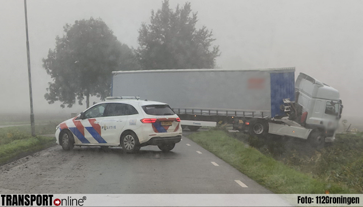 Vrachtwagen vast in berm in Appingedam [+foto]