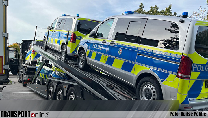 Autotransporter met Duitse politievoertuigen fors in de fout [+foto]