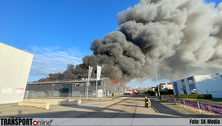Grote brand op industrieterrein in Beugen [+foto]