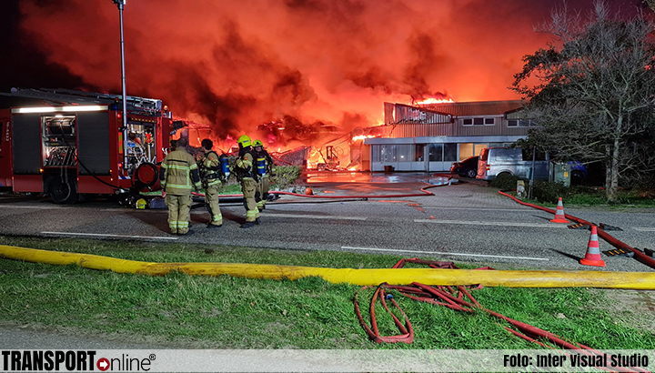 Zeer grote brand bij bloembollenbedrijf in Den Helder [+foto's]