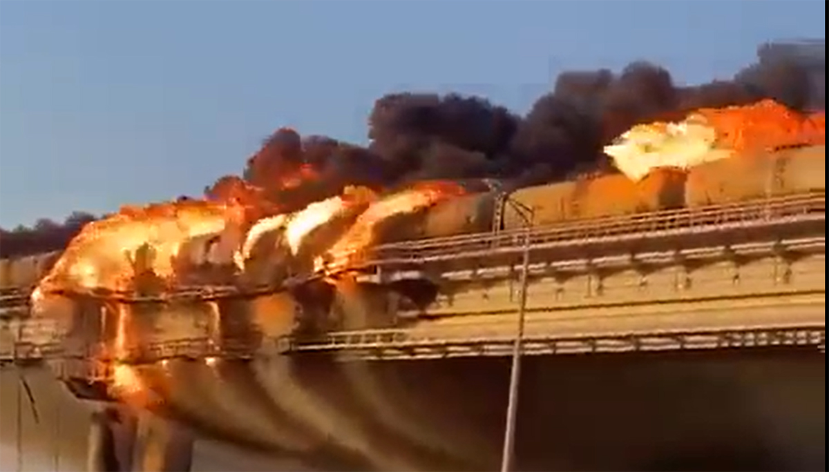 Grote brand uitgebroken na explosie en brand in goederentrein op belangrijke Krimbrug [+video's]