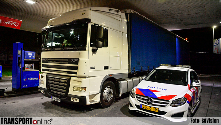 Politie haalt gestolen vrachtwagen van A67, chauffeur en bijrijder gevlucht [+foto]
