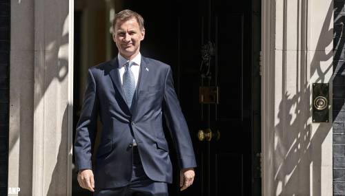 Britse minister van Financiën draait belastingverlagingen terug