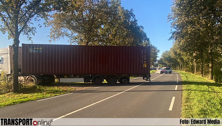 Automobilist dwingt vrachtwagenchauffeur met kapotte achterband te stoppen [+foto's]