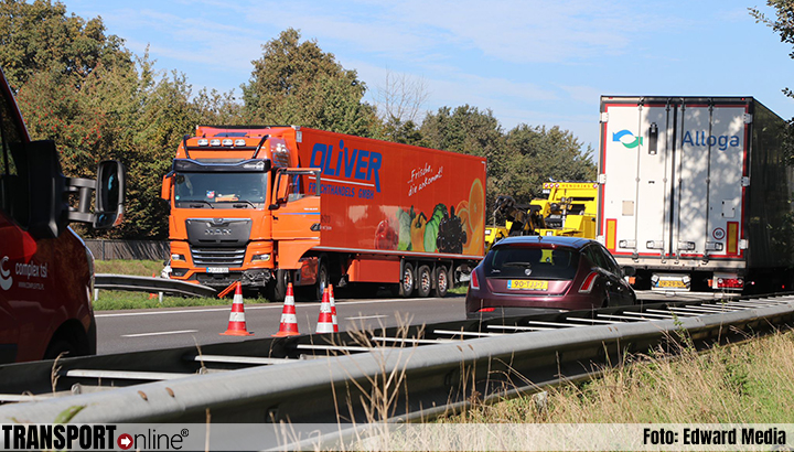 Vrachtwagen belandt op vangrail op A73 [+foto&video]