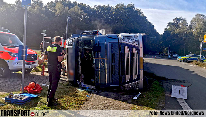 Nederlandse vrachtwagen kantelt in Duitse Meppen, chauffeur zwaargewond, 100 varkens dood [+foto]