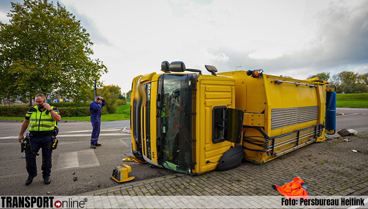 Vuilniswagen kantelt in Duiven: drie gewonden [+foto]