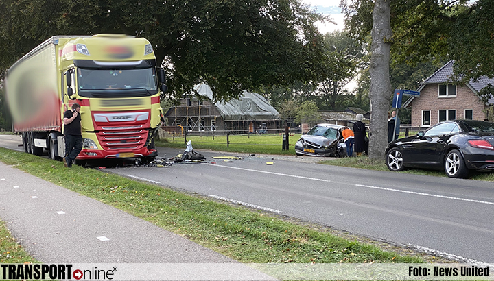 Frontale botsing tussen vrachtwagen en personenauto op N303, automobilist gewond [+foto].