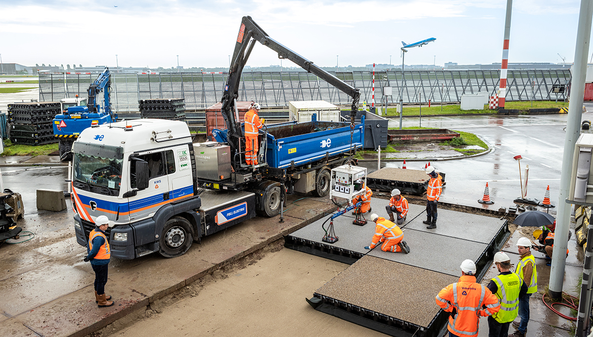 Weg en parkeervakken van gerecycled plastic op Schiphol [+video]