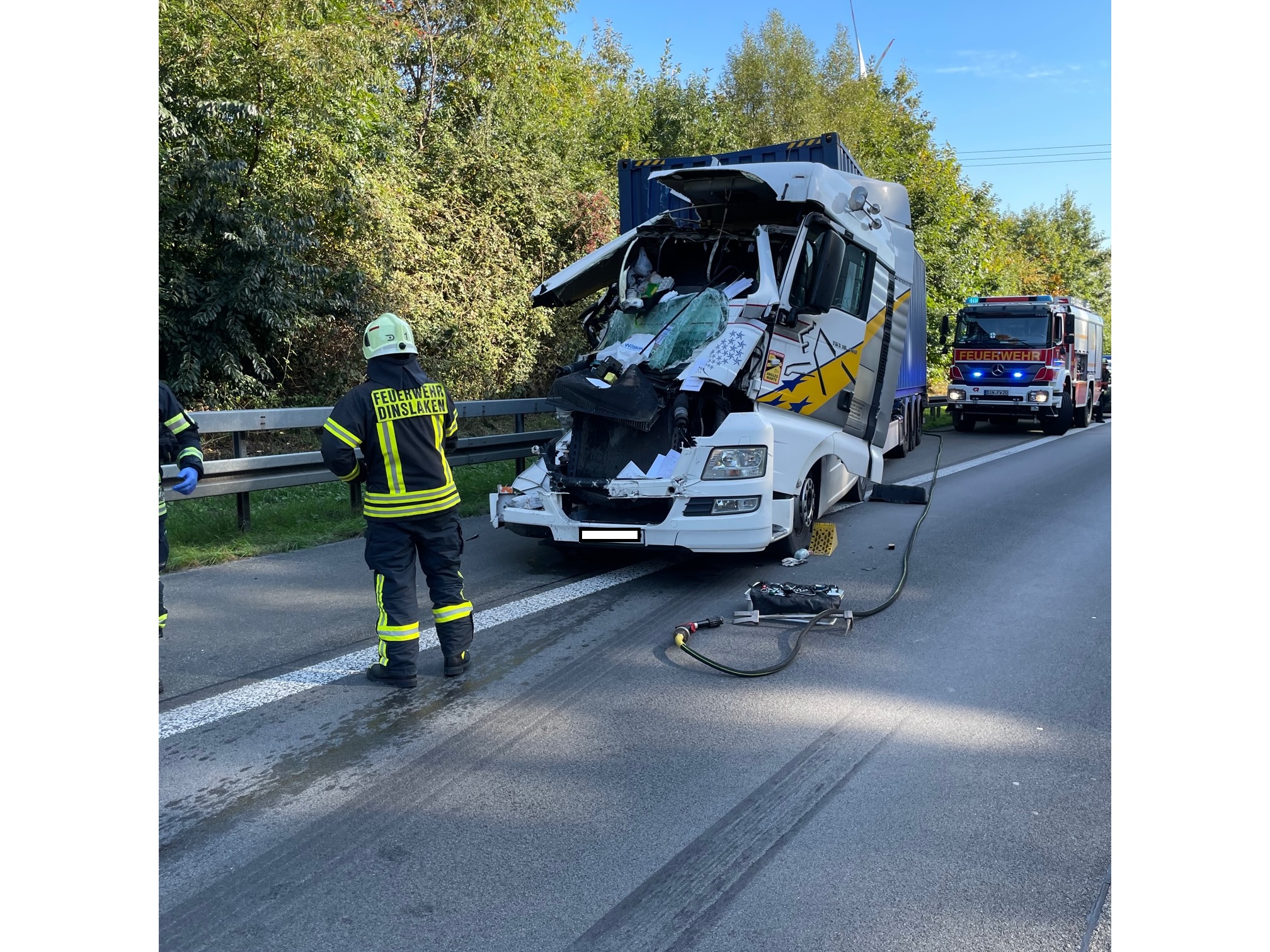 Drie chauffeurs gewond bij aanrijding met drie vrachtwagens op Duitse A3 [+foto]