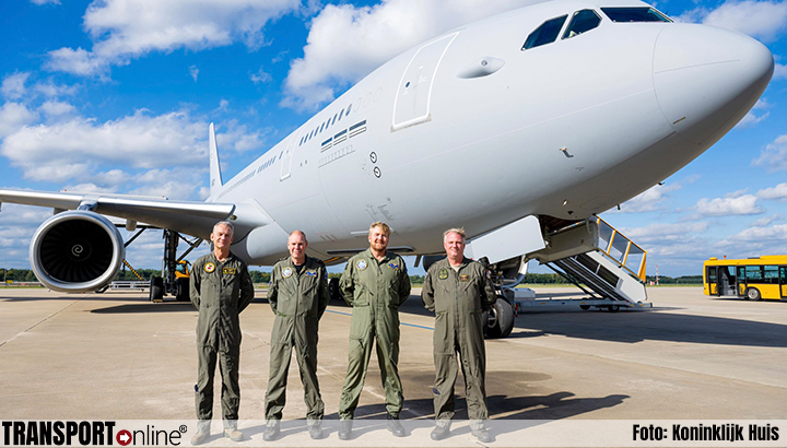 Koning bezoekt MMU op vliegbasis Eindhoven en maakt vlucht met tankvliegtuig