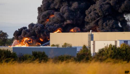 Zwarte rookwolken boven delen Zuid-Limburg door brand bij recyclebedrijf in België
