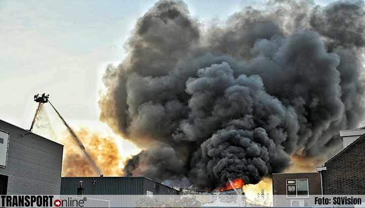 Grote brand op industrieterrein in Tilburg onder controle [+foto's]