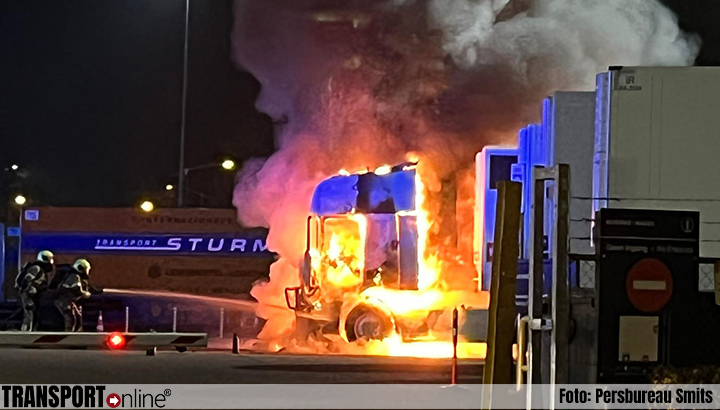 Vrachtwagen trekker gaat in vlammen op in Veghel [+foto]