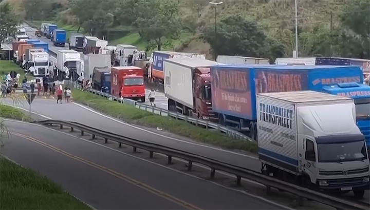 Vrachtwagenchauffeurs blokkeren snelwegen in Brazilië na nederlaag Bolsonaro [+video]