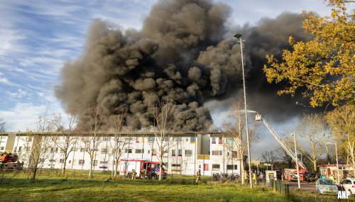 Gewonde bij grote brand in appartementencomplex in Amsterdam