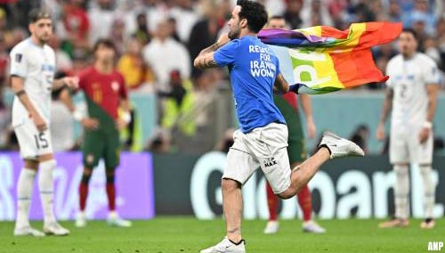 Mario Ferri die WK-veld oprende met vredes-regenboogvlag vrijgelaten
