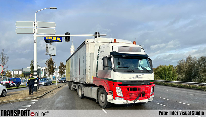 Aanrijding vrachtwagen en bestelbus in Haarlem [+foto's]