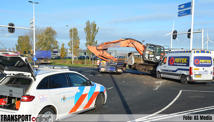 Rupskraan van dieplader gevallen in Leeuwarden [+foto's]