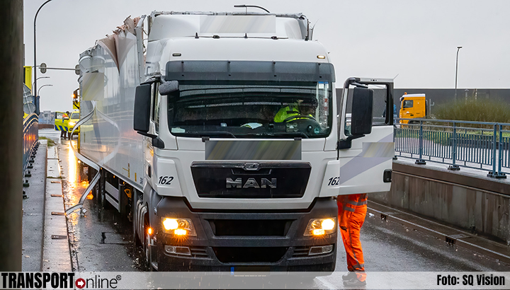 Vrachtwagen tegen berucht viaduct in Waalwijk gereden [+foto's]