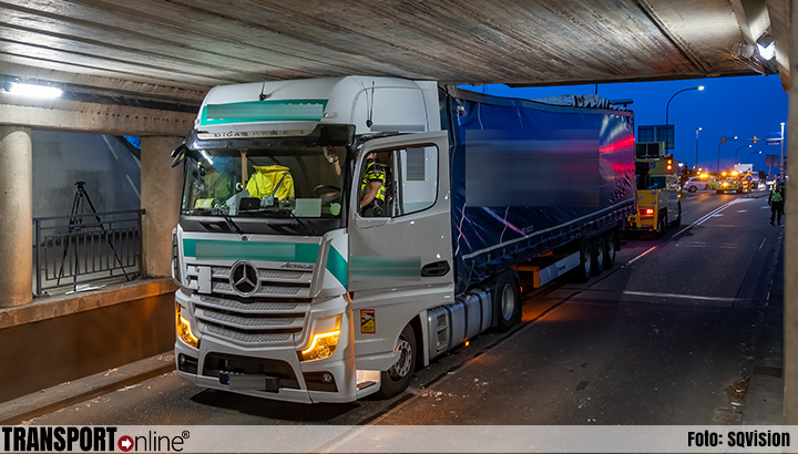 Vrachtwagen vastgereden onder viaduct Waalwijk [+foto]