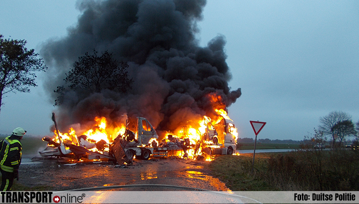 Vrachtwagen met campers volledig uitgebrand [+foto's]