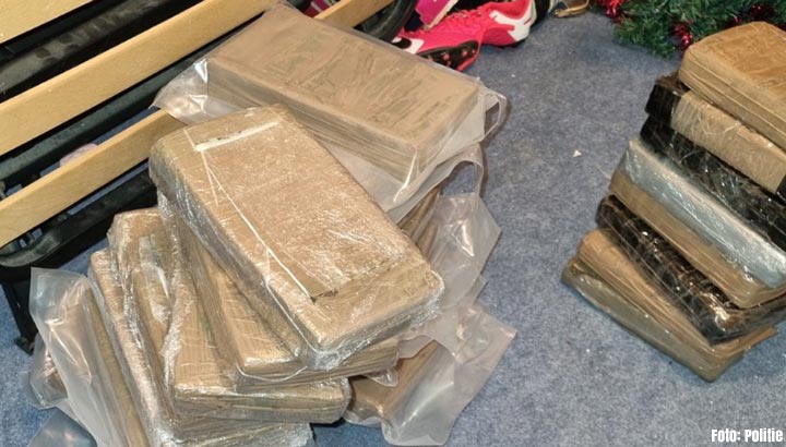 Grote hoeveelheid cocaïne aangetroffen in Amsterdamse woning, drie personen aangehouden