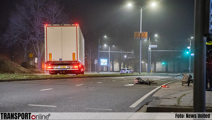 Fietser steekt plots over en wordt geschept door vrachtwagen: fiets doormidden, jongeman in kritieke toestand [+foto]