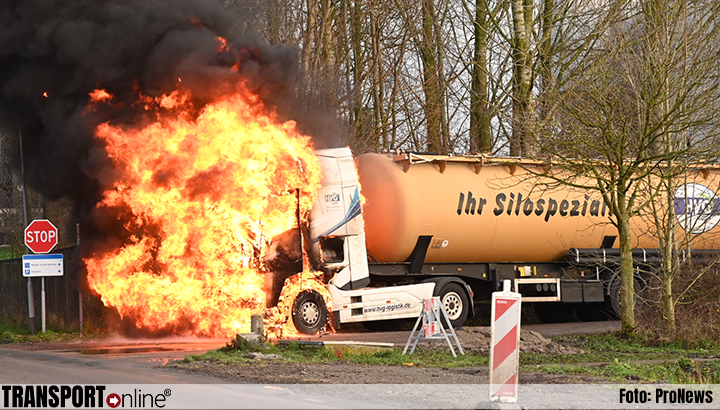 Vrachtwagen in brand in Garmerwolde [+foto]