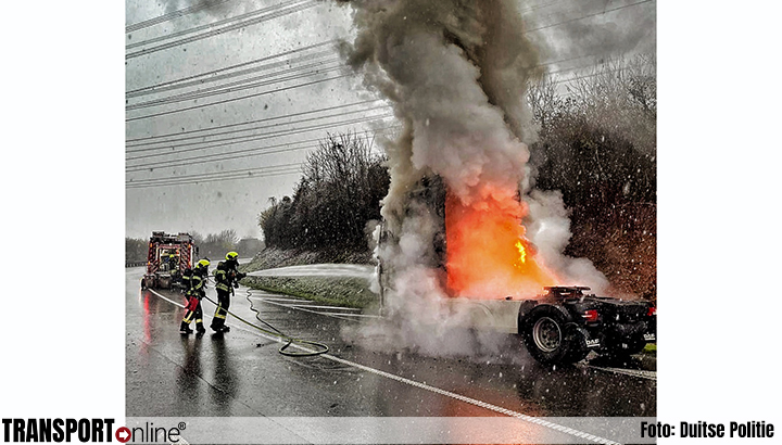 Vrachtwagen trekker volledig uitgebrand op Duitse A57/A46 [+foto]