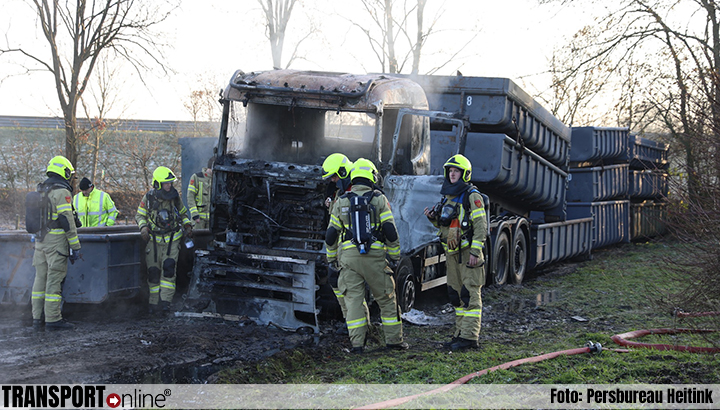 Vrachtwagen brandt volledig uit in Lunteren [+foto]