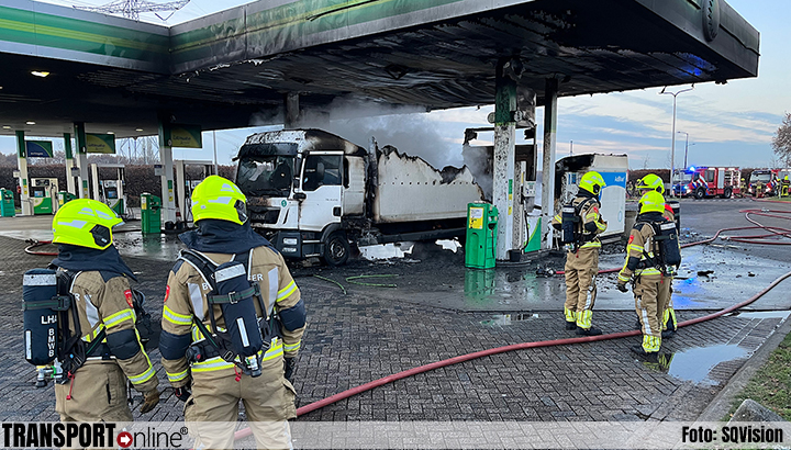 Vrachtwagen in brand onder luifel tankstation langs A59 [+foto]