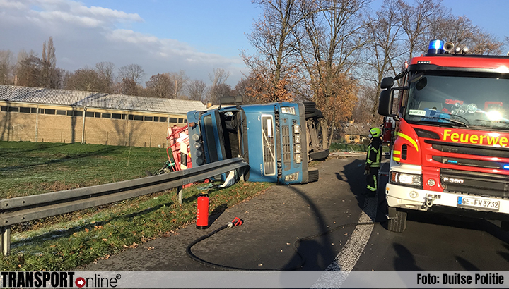 Vrachtwagenchauffeur lichtgewond na kantelen op vangrail op Duitse A42 [+foto's]