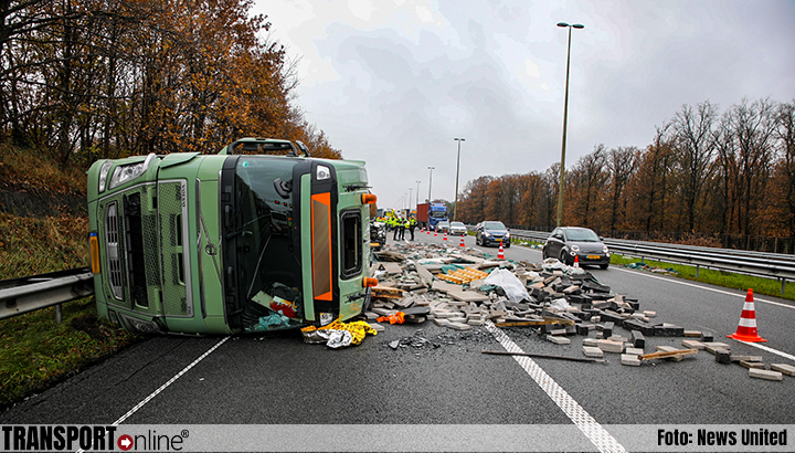 Vrachtwagen gekanteld op A50 bij Loenen [+foto]