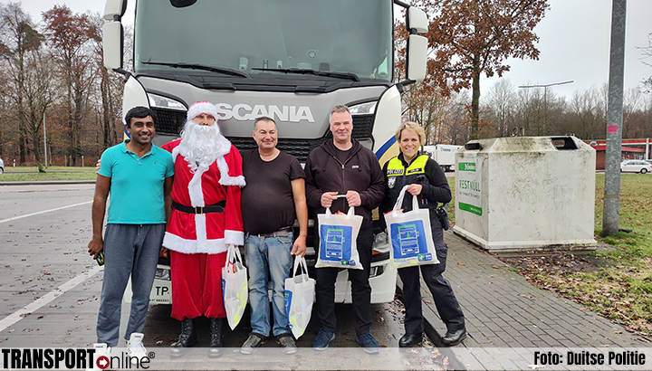 Na twee jaar 'corona-stop' helpt Duitse politie internationale vrachtwagenchauffeurs de feestdagen weer door [+foto's]
