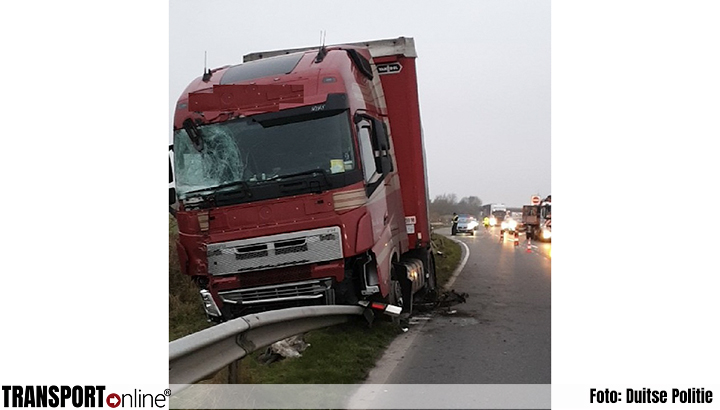 Vrachtwagen in de vangrail na aanrijding met auto op Duitse B437 [+foto]