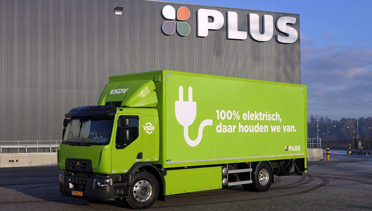 PLUS maakt transport groener: tweede volledig elektrische vrachtwagen de weg op