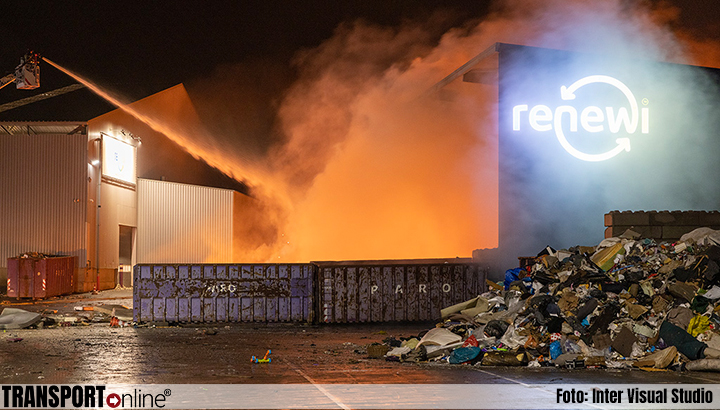 Zeer grote brand bij Renewi in Amsterdam [+foto's]